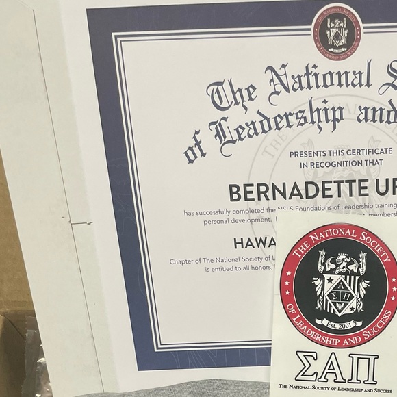 Aloha! Im your new POSH friend Bernadette, but YOU can call me BeHawaii๐ค๐๐ - Picture 5 of 17